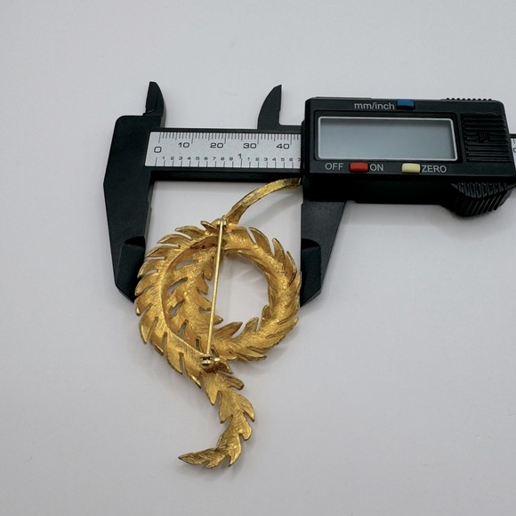 BELLINI Vintage Gold-Tone Crystal Leaf Brooch & Clip-On Earring Set - Picture 9 of 16